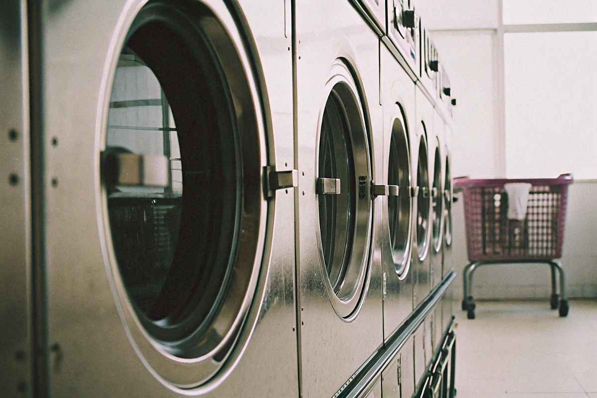 Détail d'une machine de lavage et de séchage en laverie automatique